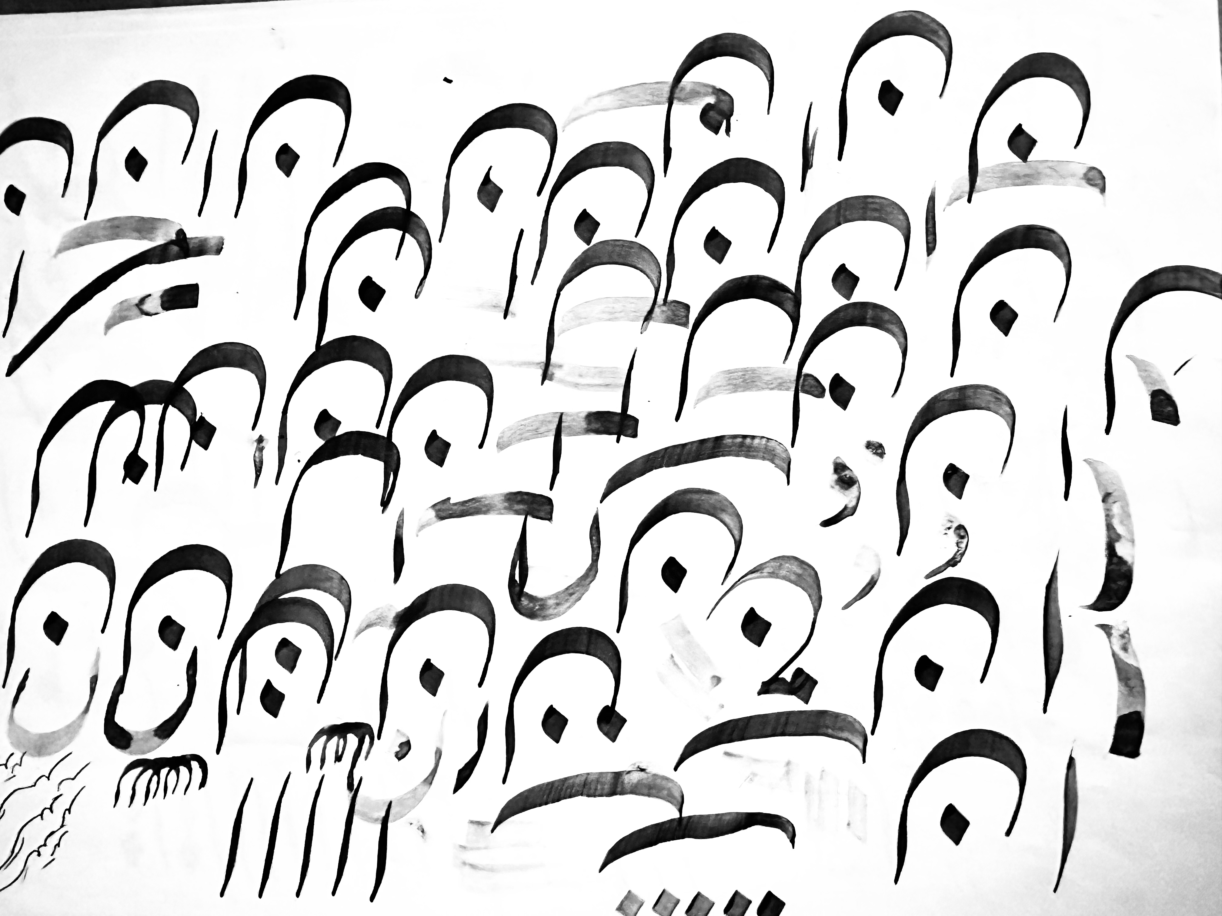 Estudio de caligrafía a tinta sobre papel
